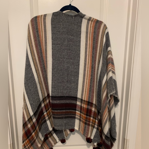 Francesca’s poncho - Picture 3 of 3